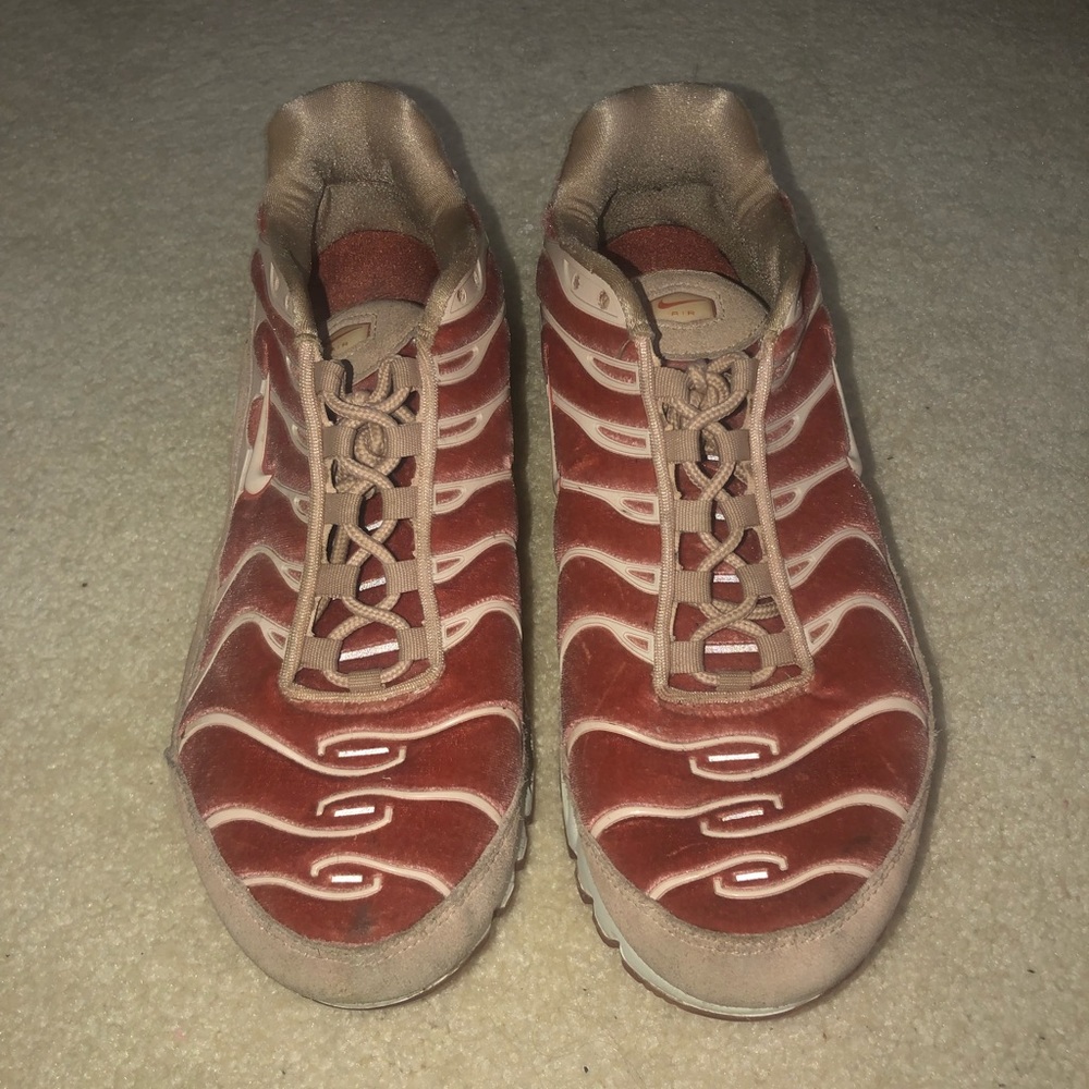 Womens Nike LX Tn 1 pink suede velvet shoes. Size 9.